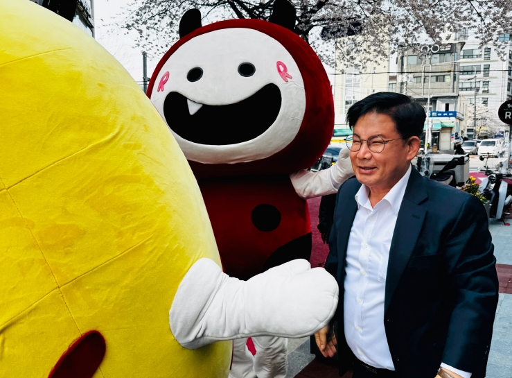 벗과 함께, 꽃길을 걷다... 마포 벚꽃 페스티벌 개막 기사 이미지
