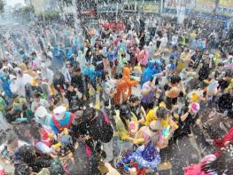 “춘천의 도심이 물에 흠뻑” 춘천마임축제 ‘아!水라장’ 막 올라 기사 이미지